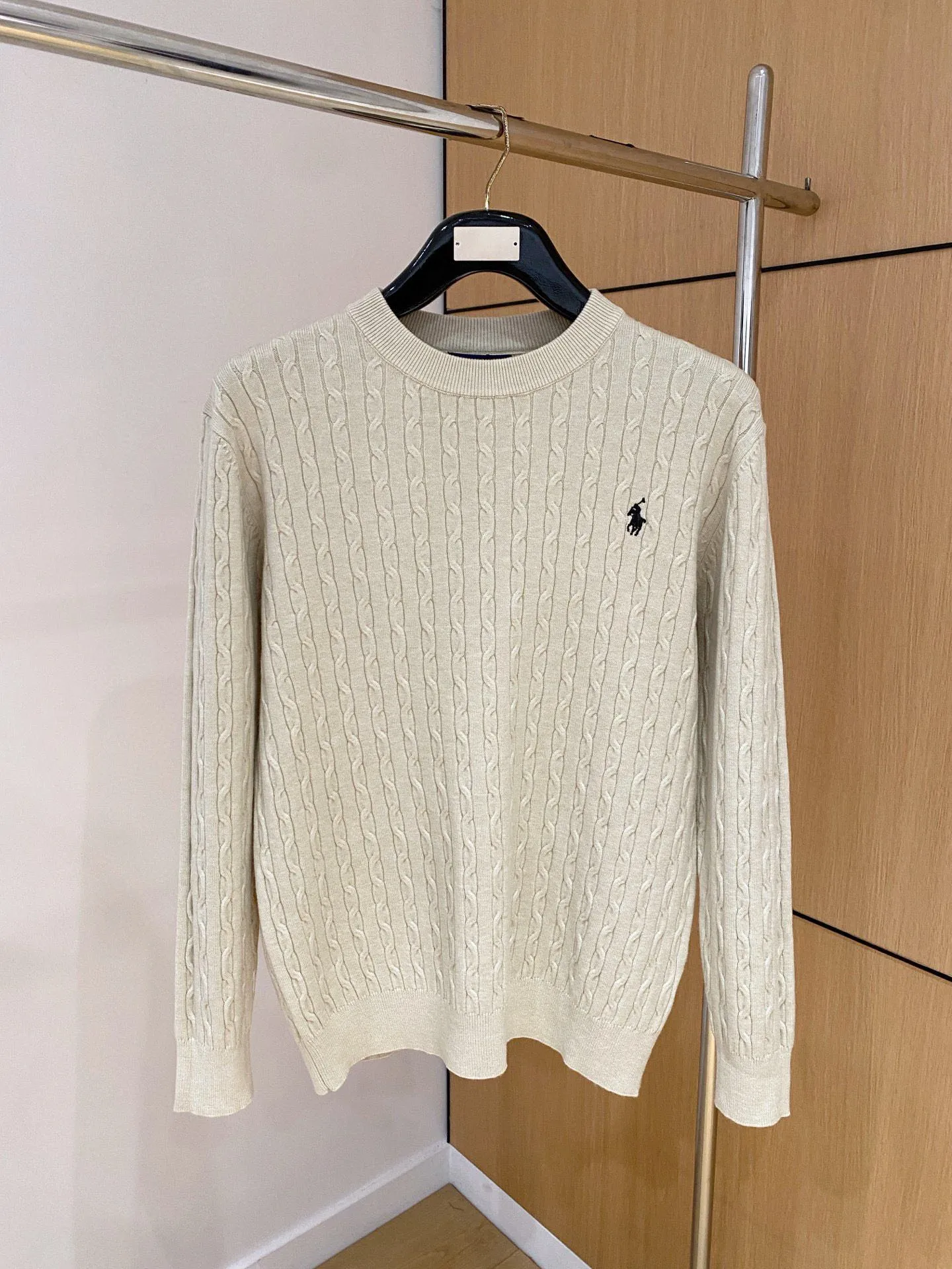 🅿️420 【POLO Paul】Autumn and winter classic round neck pullover sweater, in full condition! ! ! Wool blended fabric, the latest model in 2025, golden ratio! ! Slim-fitting soft gold, versatile and practical item, the combination and practicality are extremely powerful, simple and elegant, and classy! To create your own style, it is highly recommended to buy it in two colors. The standard slim fit tailoring process is suitable for both young and old men. It is knitted from wool and will not cause any discomfort! While keeping warm, it is stylish, textured and wearable, and the classic logo with contrasting colors on the chest feels in place! ! Recommended for regular customers! ! Size M-3XL (maximum wear: 190 pounds)